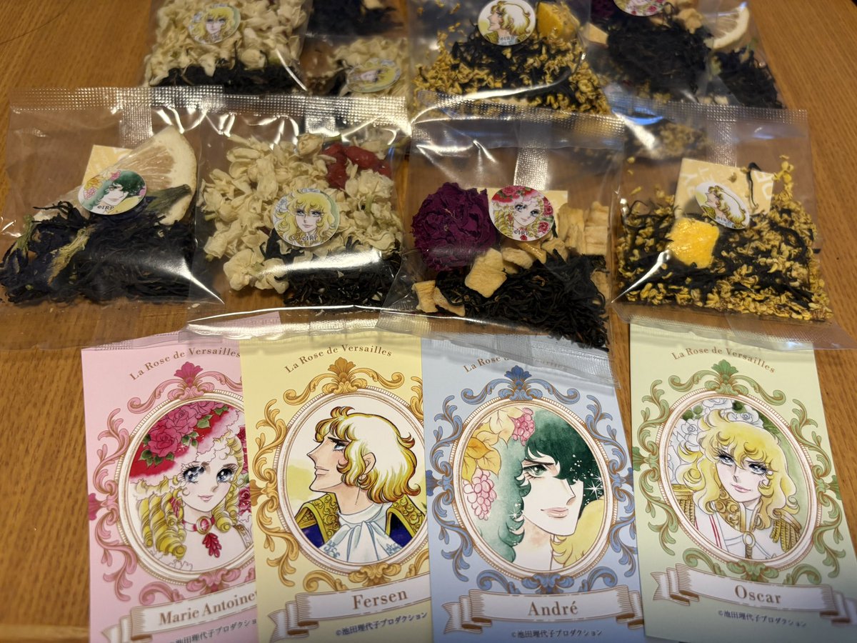 waka_rose55's tweet photo. 【文彩華さんの中国茶】

小缶　全４種 × 1パック
　　　缶は1面に1キャラ

大缶　全4種 × 3パック
　　　缶は4面に全キャラ

茶葉キームン😋
オスカル：ジャスミン、クコの実
アンドレ：バタフライピー、レモン
アントワネット：ばら、りんご
フェルゼン：金木犀、ﾊﾟｯｼｮﾝﾌﾙｰﾂ

大缶を購入❣️ https://t.co/sIkDV0bv53