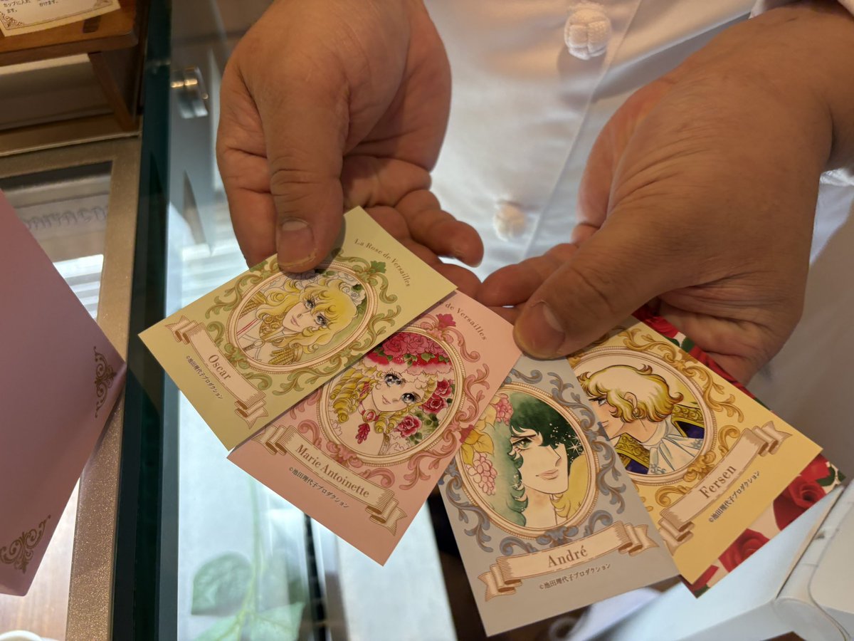 waka_rose55's tweet photo. 【文彩華さんの中国茶】

小缶　全４種 × 1パック
　　　缶は1面に1キャラ

大缶　全4種 × 3パック
　　　缶は4面に全キャラ

茶葉キームン😋
オスカル：ジャスミン、クコの実
アンドレ：バタフライピー、レモン
アントワネット：ばら、りんご
フェルゼン：金木犀、ﾊﾟｯｼｮﾝﾌﾙｰﾂ

大缶を購入❣️ https://t.co/sIkDV0bv53
