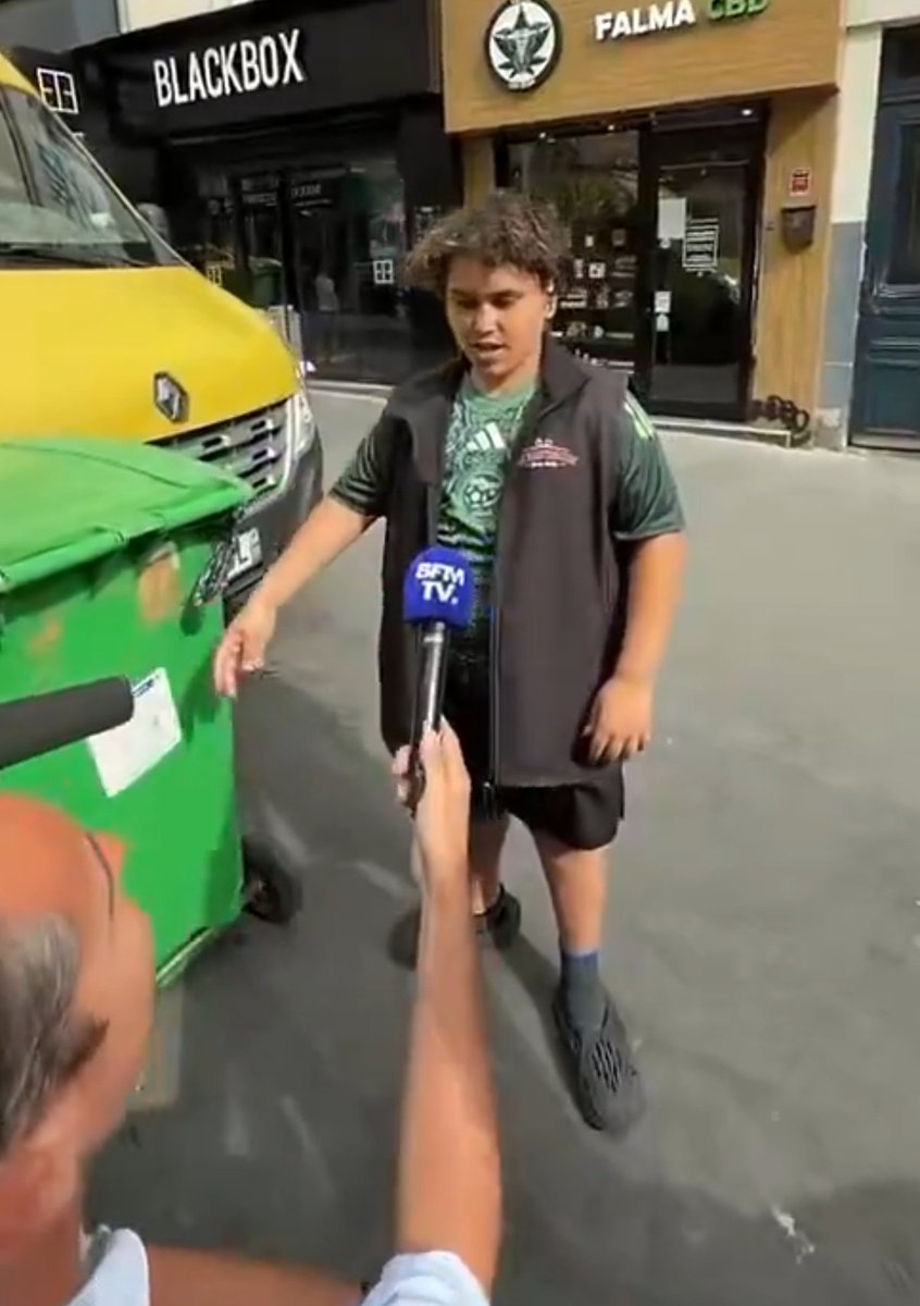 jon_delorraine's tweet photo. Les adultes doivent reprendre leurs responsabilités.

L'affaire Hamza « La Douane » résume une partie du naufrage français.

On voit un adolescent multiplier les provocations, arroser des passants et des policiers, perturber des inconnus, se filmer, rechercher l’attention et transformer chaque transgression en contenu pour les réseaux sociaux. 
Une séquence le montre également devant le domicile d’une femme, dans des circonstances qui ont suscité une nouvelle polémique. 
Ce n’est plus une simple plaisanterie d’enfant : c’est une escalade permanente, encouragée par la visibilité, les abonnés et le sentiment qu’aucune limite sérieuse ne lui sera imposée.

Le premier scandale, c’est la démission des adultes.

À 14 ans, on ne devrait pas être livré aux réseaux sociaux , à la rue et à la recherche du scandale comme si la provocation était devenue un projet éducatif. 
Les parents ont un devoir d’autorité, de surveillance et de protection. Protéger un enfant, ce n’est pas nier ce qu’il fait, excuser chacune de ses dérives ou expliquer qu’il est "gentil" malgré tout.
C’est lui retirer son téléphone, le ramener chez lui, lui imposer des règles et lui faire comprendre que la société n’est pas un décor dans lequel il peut humilier les autres pour produire des vidéos.

Le deuxième scandale, c’est la réaction d’une partie de la gauche, devenue tellement caricaturale qu’elle semble désormais incapable de juger un acte sans commencer par examiner le profil de celui qui l’a commis.

Dès lors que l’auteur correspond à une clientèle électorale qu’elle veut préserver, les faits disparaissent derrière un récit victimaire préparé à l’avance. On ne parle plus des personnes importunées, des policiers défiés ou des riverains excédés ; on transforme immédiatement l’auteur en symbole politique, comme si demander à un adolescent de respecter les autres relevait déjà d’une persécution.

Cette gauche ne protège pas Hamza. 
Elle l’utilise.

Elle lui fait croire que toute critique de son comportement est une attaque contre ce qu’il est, alors qu’elle devrait lui rappeler une évidence : ses origines, son âge ou son quartier ne l’autorisent pas à tout faire. L’égalité, ce n’est pas l’impunité accordée à certains profils. L’égalité, c’est la même règle pour tous.

Hamza n’est d’ailleurs pas juridiquement intouchable parce qu’il est mineur. La justice des mineurs peut intervenir, prononcer des mesures éducatives et sanctionner. Mais dans les faits, le message envoyé est désastreux : plus il provoque, plus il devient célèbre ; plus il devient célèbre, plus des militants et des commentateurs viennent justifier son comportement ; et plus les institutions tardent à agir, plus il comprend que la transgression lui rapporte davantage que le respect.

Ce garçon n’a pas besoin d’être érigé en héros, ni transformé en monstre. 
Il a besoin que les adultes reprennent enfin leur place.

Des parents qui assument. Une école qui ne renonce pas. Une justice rapide. Des réseaux sociaux qui cessent de rémunérer la dégradation. 
Une classe politique capable de défendre les victimes sans calculer leur couleur, leur quartier ou leur utilité électorale.

Hamza n’est pas le problème à lui seul.

Il est le produit d’une société qui a remplacé l’autorité par l’excuse, l’éducation par la mise en scène, la responsabilité par la victimisation et les limites par la peur de déplaire.

À force de prétendre protéger les enfants de toute conséquence, on finit surtout par les abandonner à leurs pires comportements.

Les adultes doivent reprendre leurs responsabilités.