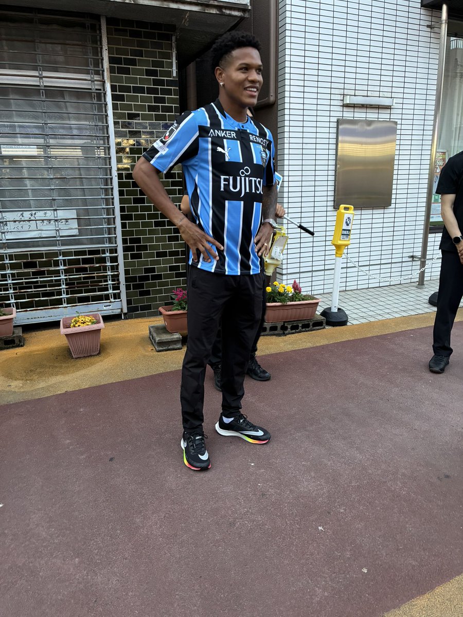 frontale_staff's tweet photo. 【#2026_27川崎商店街回り 宿河原】

宿河原エリアの挨拶回りが終了しました。
マルちゃんには最後、
今シーズンに向けての抱負を語っていただきました!!

温かく迎えていただいた皆さま、
本当にありがとうございました!!

#frontale https://t.co/V2DanxKLoW