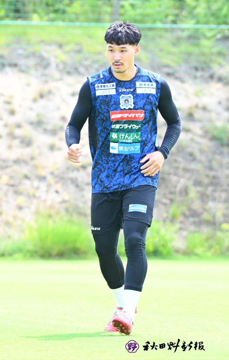 skgk_BBtansub's tweet photo. 百年構想リーグでは自身3年ぶりとなるゴールを決めるなど16試合に出場した #梅田魁人 選手。
「怪我をせず試合に絡むことを目指していて、長くピッチに立てたことは自信になった。ゴール近くでの粘りなど自分の良さと秋田スタイルの調和もできた」と手応えを口に。
#ブラウブリッツ秋田 #秋田魁新報 https://t.co/SnTKwbs0tp