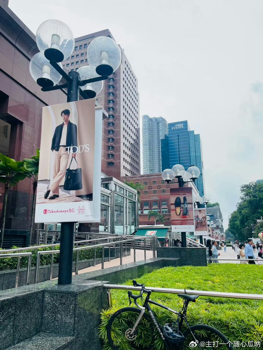 xzmelons's tweet photo. Singapore is a whole field of #XiaoZhan x Tods 🤩 https://t.co/24nskmlTia