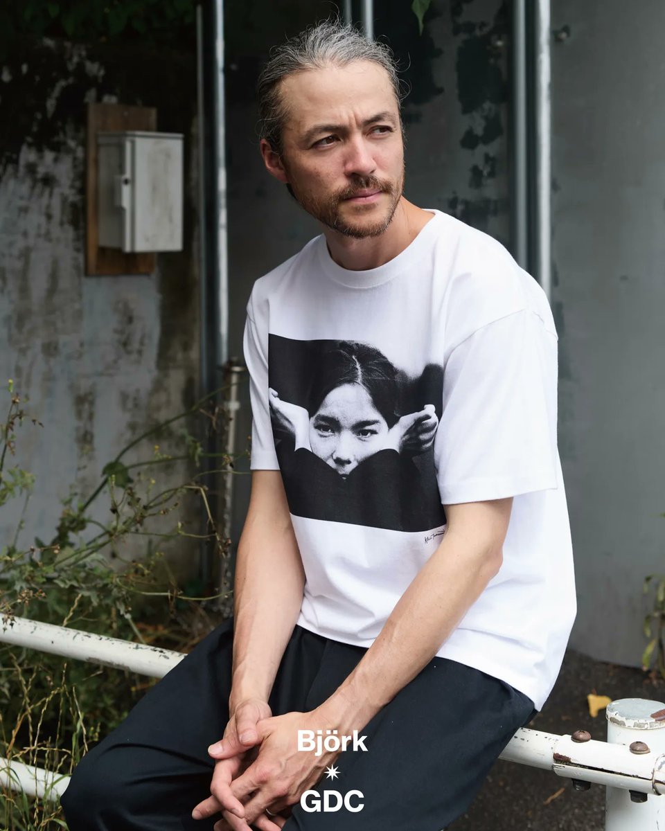 LOOPHOLETW's tweet photo. 【Bjork by Kevin Cummins×GDC】
・Color Tee
・Monochrome Tee
ストリートの空気と自然に共鳴するデザインに仕上げ
日常のスタイルへと取り入れられるアイテムとなっています。
通販でのご注文はこちら
https://t.co/RFNGZ7duFY
#loophole
#フォトtシャツ https://t.co/Tv7P6vAPoK