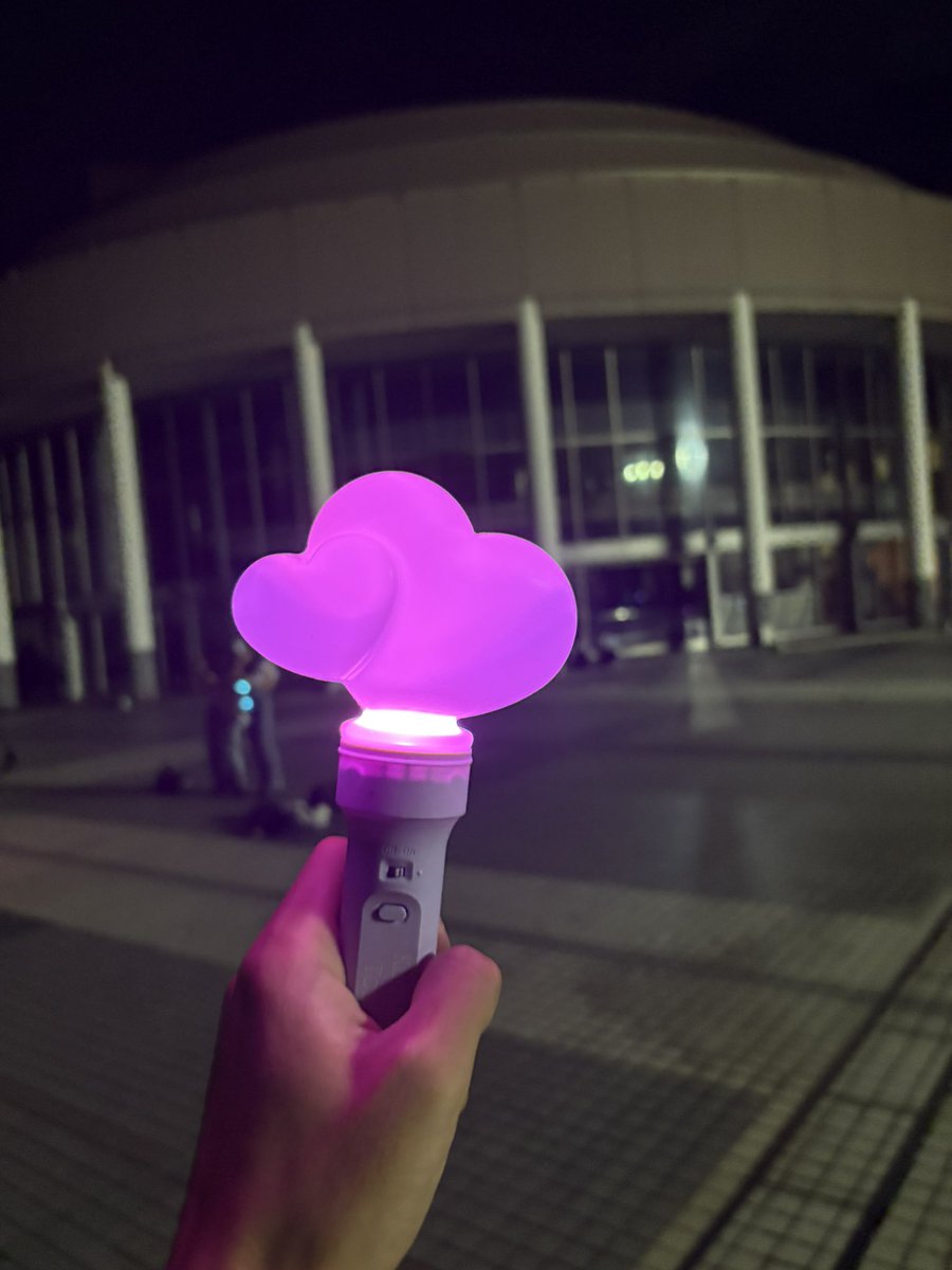 funclub0427's tweet photo. 三重初日参戦しました！！

カナやんが前寄りの通路を通った時、
近すぎてやばかった！！
銀テも取れて良かった✨
アンサプも自分にとって大好きな曲のうちの一つ
だったから嬉しかった！

最高の一日でした😆

#西野カナ 
#HEARTBEAT https://t.co/I6XDm3uOzK