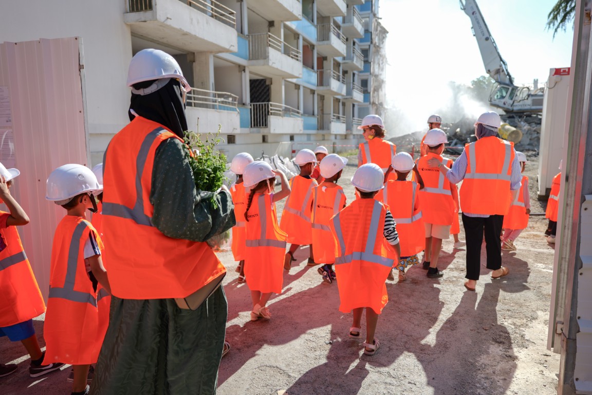 ALH_49's tweet photo. 19 juin : premier coup de pelle sur le chantier de déconstruction de l'îlot Allonneau. Ce vendredi, une centaine d'élèves de l'école élémentaire Voltaire ont visité le site avec Demosten : casque, gilet fluo et découverte des métiers du BTP. https://t.co/B4OpHrG3JP