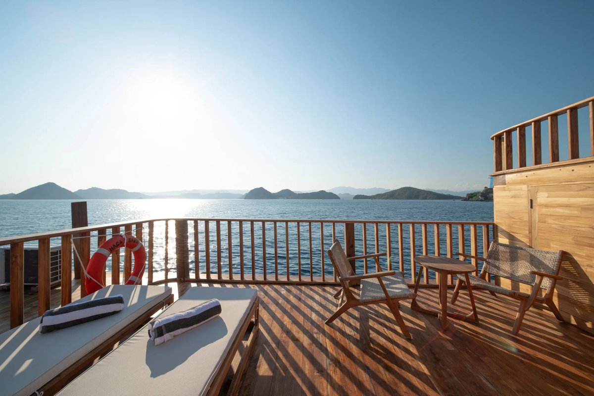 CoralboundOff's tweet photo. Komodo Dragon Liveaboards joins Coralbound.

Naga Biru: 35m new build, 12 guests, terrace suites, nitrox included.
Putri Naga: 25m, 6 guests, ideal for charters &amp; families.

Komodo, Alor &amp; Sumbawa.

🔗 https://t.co/Vbmf1MVSHi https://t.co/TPGCJv6iaw