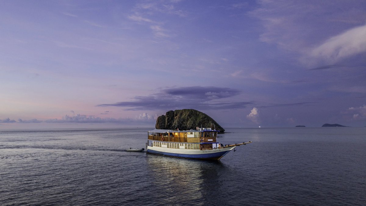 CoralboundOff's tweet photo. Komodo Dragon Liveaboards joins Coralbound.

Naga Biru: 35m new build, 12 guests, terrace suites, nitrox included.
Putri Naga: 25m, 6 guests, ideal for charters &amp; families.

Komodo, Alor &amp; Sumbawa.

🔗 https://t.co/Vbmf1MVSHi https://t.co/TPGCJv6iaw