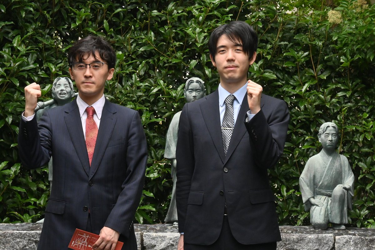 ats_bunka's tweet photo. 将棋界の「絶対王者」の藤井聡太王位＝竜王、名人などと六冠＝にライバル伊藤匠二冠が挑む第６７期王位戦開幕を前に、両棋士が第１局の舞台となる浜松市内のパワースポットを巡りました。歴史の偉人と現代将棋のスターが並んでいます。＃藤井聡太　＃伊藤匠　＃王位戦　＃浜松市 https://t.co/EMARN34tJW