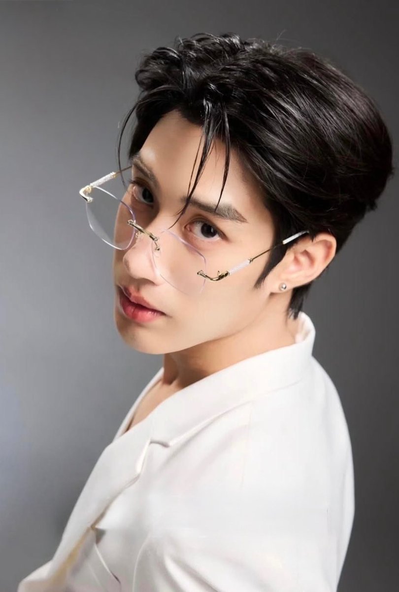 Gkxx16's tweet photo. วิ่ง                              แลก                           แว่น https://t.co/hm2SBKy3p7