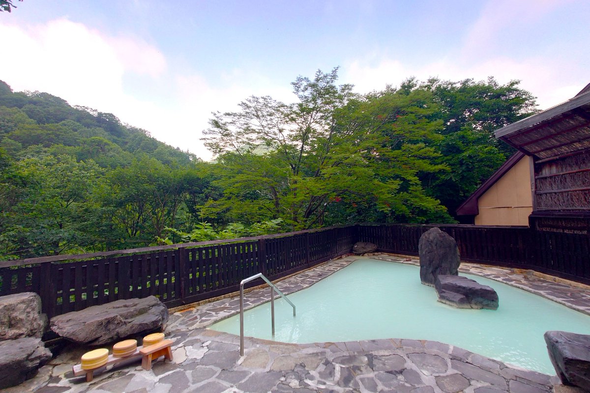 viewtabi's tweet photo. ＼ 自然散策も楽しめる🚶‍♀️ ／
八幡平の麓♨「松川温泉 峡雲荘」

盛岡駅からバスで約1時間50分。山あいにあり秘湯の趣のあるお宿です。浴室は2024年にリニューアル。露天風呂から見える景色は空が広く、木々の緑が目に鮮やか🌳岩手県産のホロホロ鳥を使ったホロホロ鍋もご賞味あれ🍲 https://t.co/OVAGxFyWWN