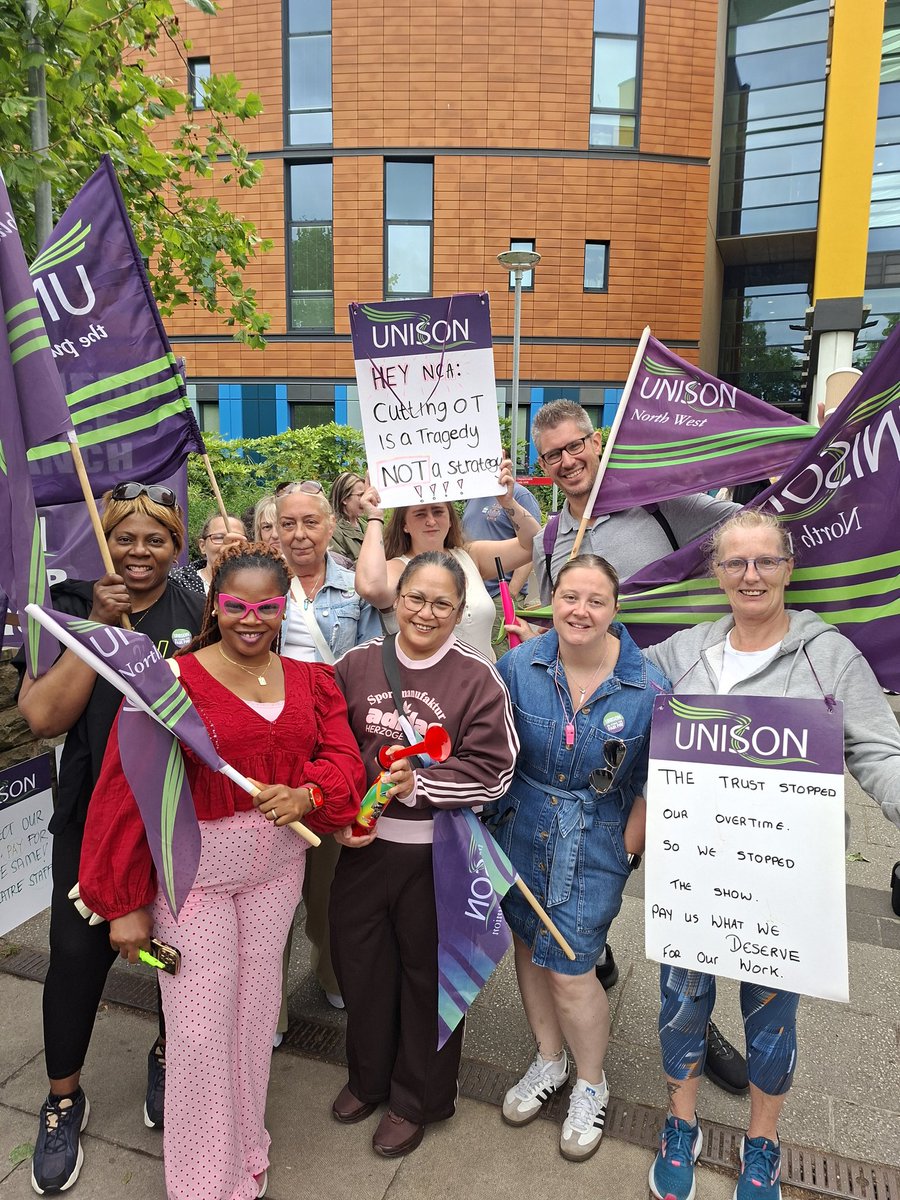 TUCNorthWest's tweet photo. It was fantastic to have @nowak_paul  and @AndreaEganGS in the North West supporting UNISON Northern Care Alliance Branch at Salford Royal during their dispute for fair pay. Workers win when they organise together! #NCAGiveFairPay #TogetherWeAreStrong https://t.co/kgQpehM5En