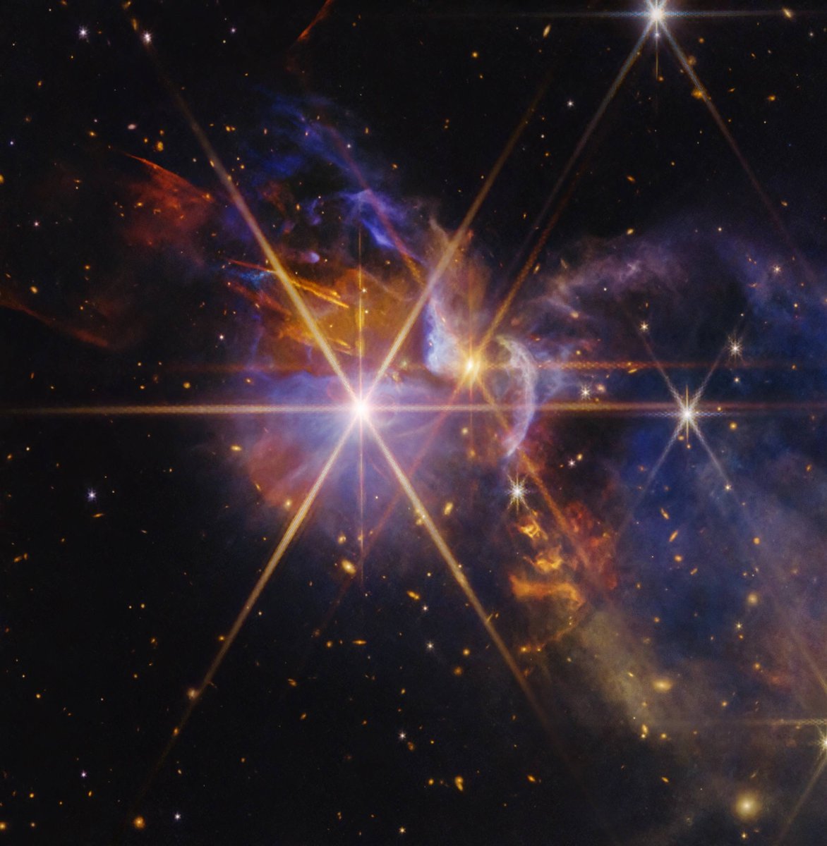 konstructivizm's tweet photo. NASA has released a new image of a young star system captured by the James Webb Space Telescope! 🔭

Located approximately 450 light-years from Earth, the system harbors protostars aged 1–3 million years that are still in a stage of active growth.

These objects continue to accumulate mass from the surrounding cloud of gas and dust, but the process is uneven. Some of the material never reaches the star; instead, it is ejected back out as jets and expanding flows, creating a complex structure around the system.

New observations by James Webb reveal that these ejections occur episodically, with noticeable gaps between active phases. This supports a model in which young stars grow in spurts rather than continuously. ✨