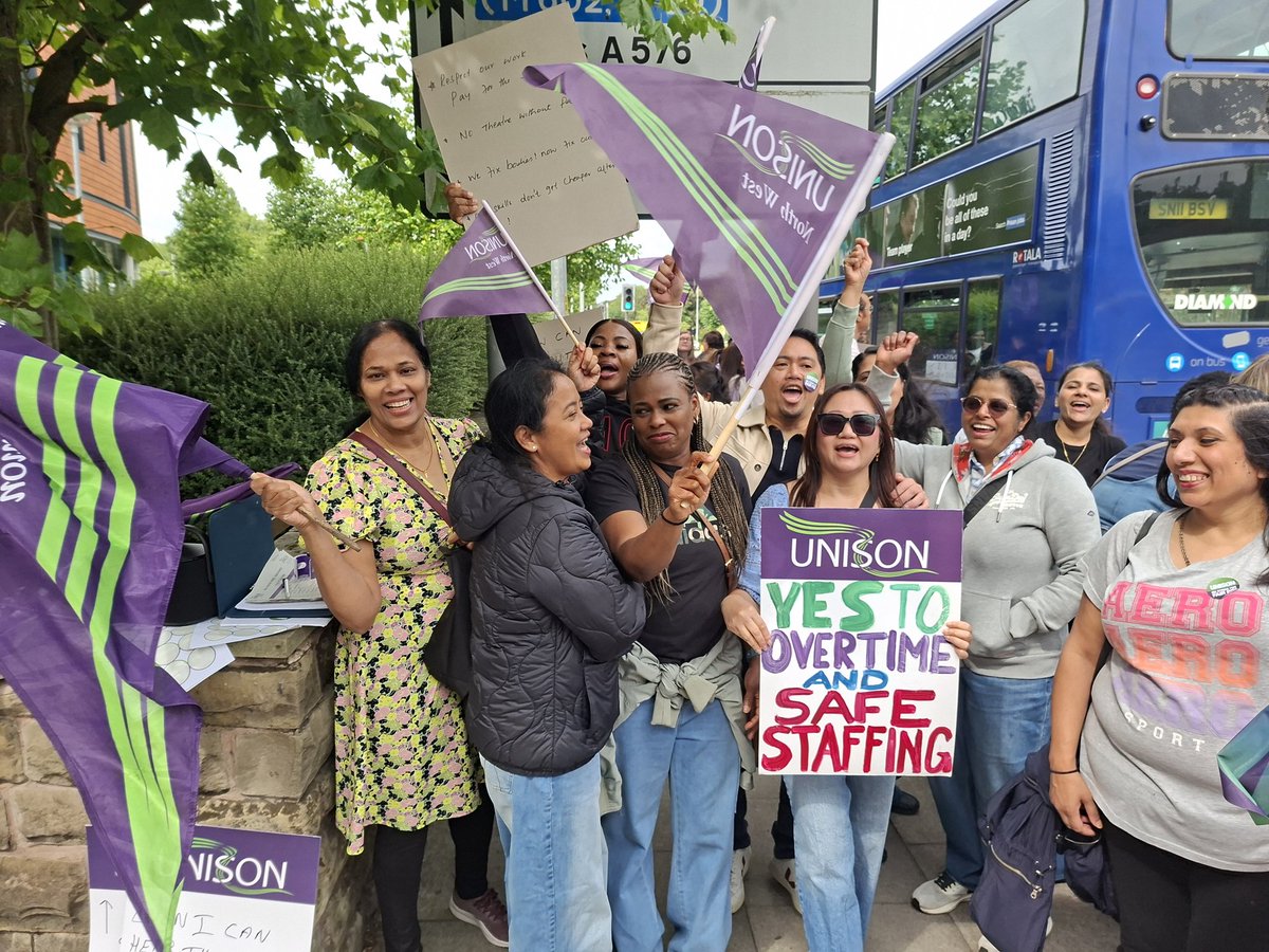 TUCNorthWest's tweet photo. It was fantastic to have @nowak_paul  and @AndreaEganGS in the North West supporting UNISON Northern Care Alliance Branch at Salford Royal during their dispute for fair pay. Workers win when they organise together! #NCAGiveFairPay #TogetherWeAreStrong https://t.co/kgQpehM5En