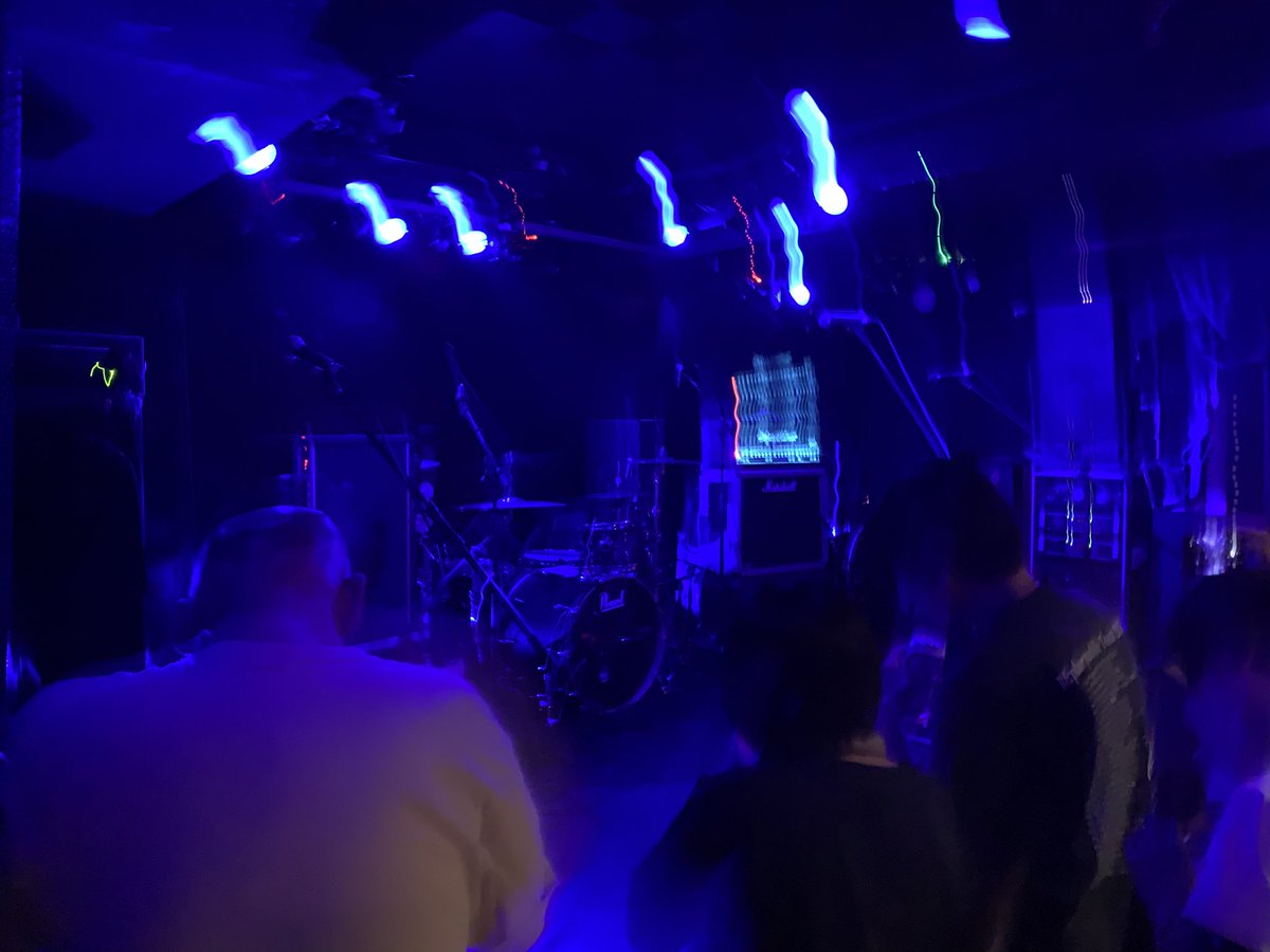 getch313's tweet photo. Nikoんのライブを観に心斎橋コンパスへ。
コンパス久しぶりだなぁ。対バンに愛はズボーン、8otto、そしてKING BROTHERS‼︎ キンブラは本当に久しぶりに観る…。
楽しみだ。 https://t.co/XGcYGMGjrz