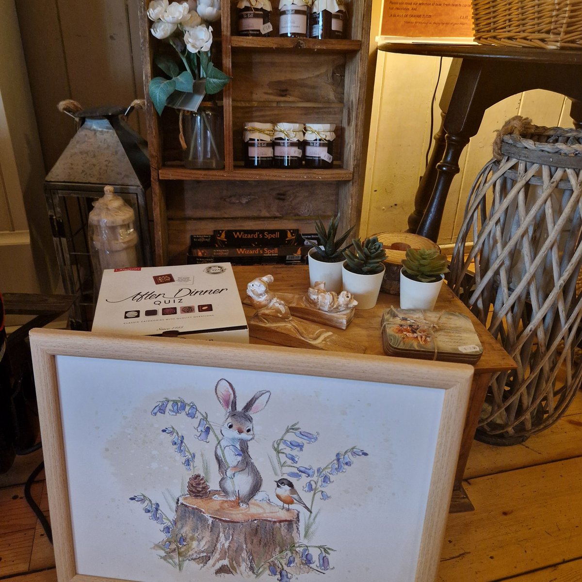 TheBellStudham's tweet photo. We're open! Enjoy the sun &amp; familiar favourites including #breakfast all day! Just minutes from #WhipsnadeZoo #DunstableDowns #golf in Studham Bedfordshire. 01582 872460 Awardwinning #countrypub #placestoeat #placestogo with a selection of gifts, large carpark &amp; garden with views https://t.co/TwNum1gp93