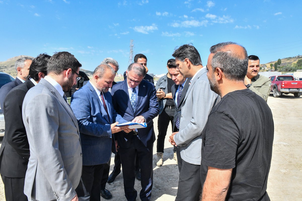 tcvanvaliligi's tweet photo. Van Çevre Yolunun İpekyolu Etabında Çalışmalar Hızla Sürüyor

Valimiz Sn. Ozan Balcı, Van Çevre Yolunun İpekyolu bölgesinde kalan 2 etabı olan 13 kilometrelik bölümündeki çalışmaları inceledi. 

Van Çevre Yolunun Erciş-Özalp-Edremit-Kurubaş bölgesindeki 28 kilometrelik bölümü geçen yıl tamamlanarak trafiğe açılmıştı. İpekyolu etabındaki çalışmalar hakkında bilgi alan Valimiz, Özalp bağlantı bölgesinden başlayarak, Bostaniçi, Kevenli mahallelerinden geçerek Kurubaş bölgesine bağlanan 13 kilometrelik yoldaki çalışmaların hızla sürdüğünü söyledi.

@valiozanbalci75