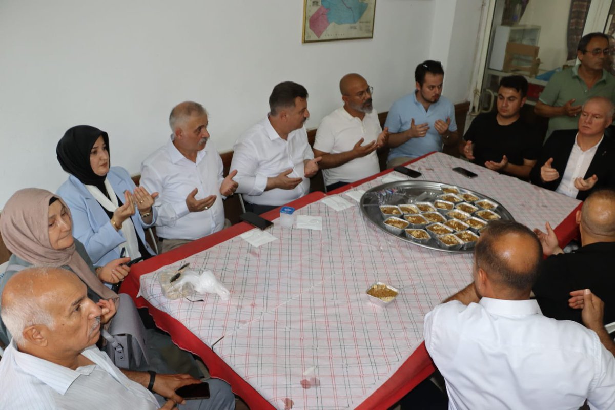 FikretAslanAP's tweet photo. Orhangazi Bayburtlular Kültür ve Dayanışma Derneği’ni ziyaret ederek kıymetli hemşehrilerimizle bir araya geldik. Misafirperverlikleri ve samimi sohbetleri için Dernek Başkanımıza ve yönetim kurulu üyelerine teşekkür ediyorum.

Birlik ve beraberliğimizi güçlendiren, kültürel değerlerimizi yaşatan tüm sivil toplum kuruluşlarımızın yanında olmaya devam edeceğiz. Orhangazi’mizin zengin sosyal dokusuna katkı sunan Bayburtlu hemşehrilerimize çalışmalarında başarılar diliyorum.