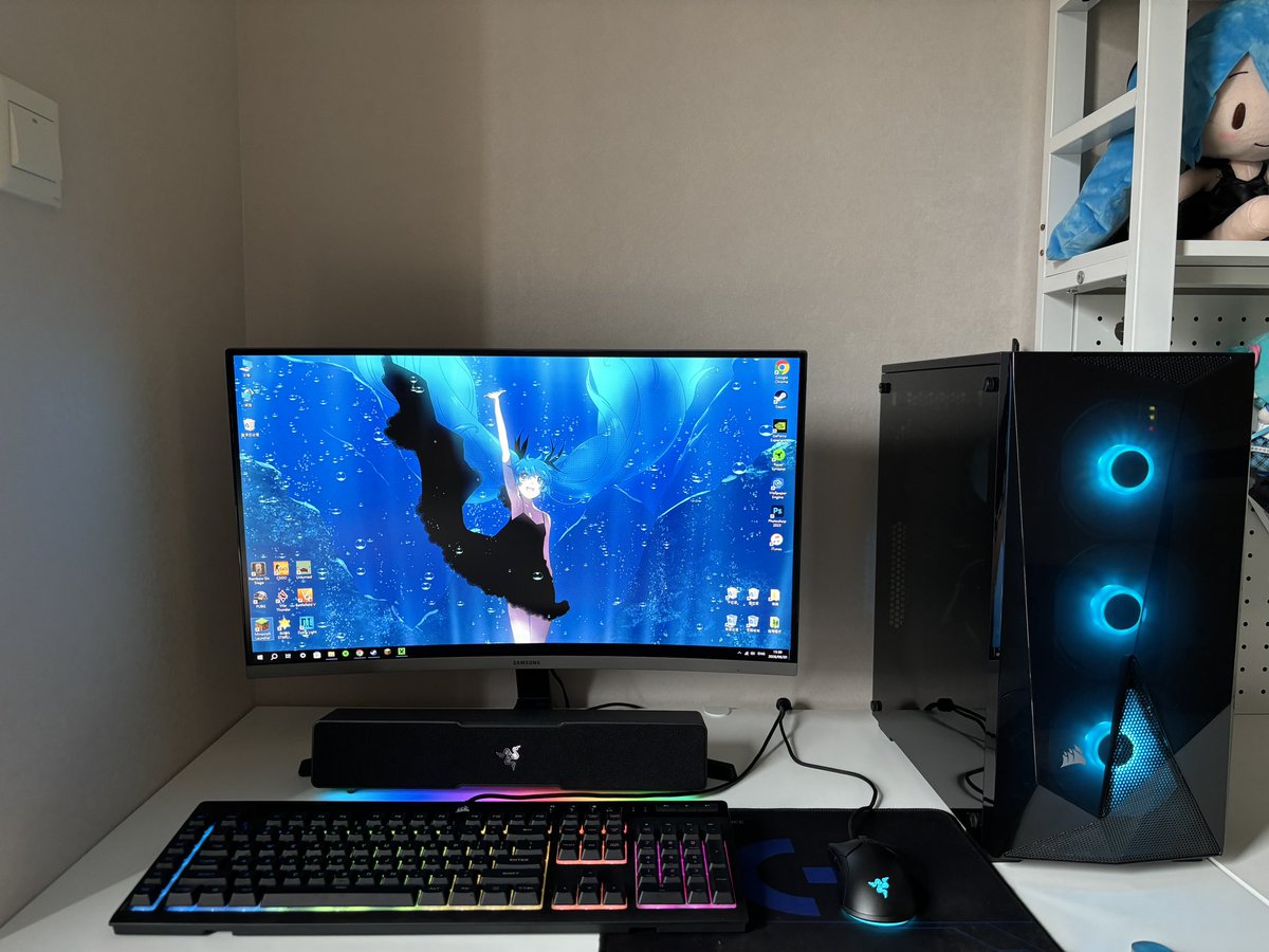 KevinLi414's tweet photo. Bedroom of a 22 year old male https://t.co/IYSyb2pR86
