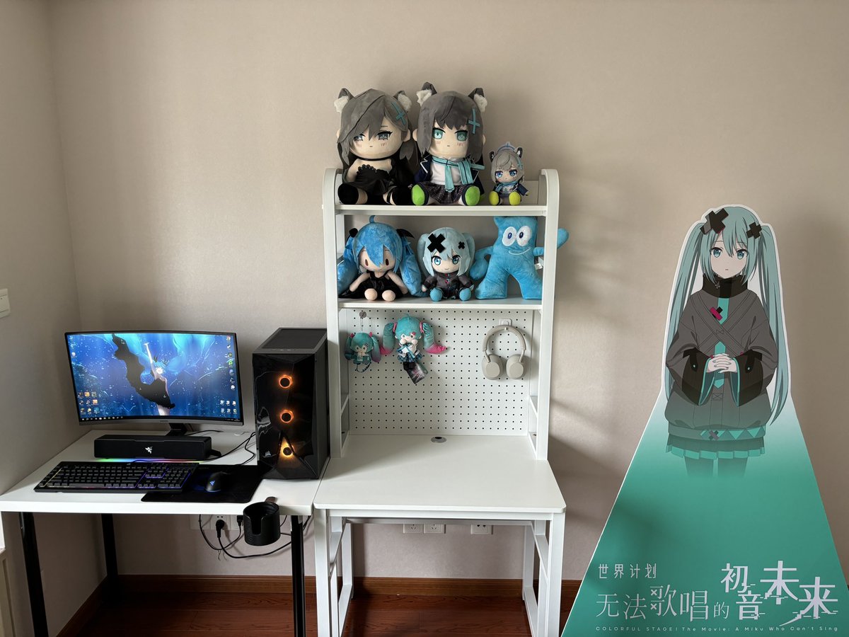 KevinLi414's tweet photo. Bedroom of a 22 year old male https://t.co/IYSyb2pR86