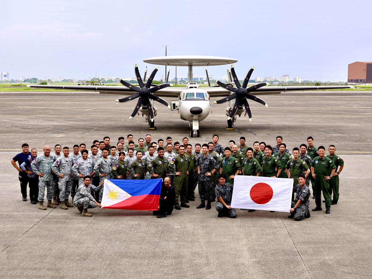 JASDF_PAO's tweet photo. ７月２日、空自のＥ－２Ｄが初めてフィリピンに寄航しました。日米豪共同訓練( #SC26 )に参加する警戒航空団第６０３飛行隊は、フィリピンに立ち寄り、同国空軍との専門家交流を実施しました。
#空自 は今後もフィリピン空軍との防衛協力・交流を推進し、 #FOIP の実現に寄与してまいります。🇯🇵🇵🇭 https://t.co/ERkAEnKV9o