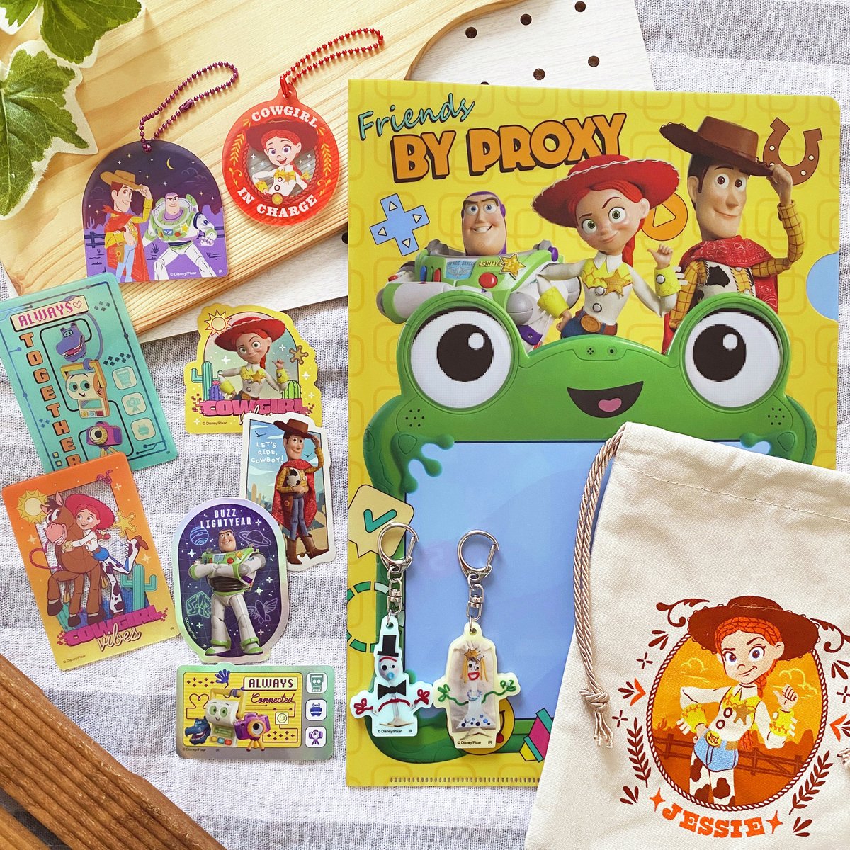 disney_shopping's tweet photo. 🚀本日(7/3)公開🌟
ディズニー＆ピクサー映画最新作
『#トイストーリー５』
￣￣￣￣￣￣￣￣￣￣￣￣
ジェシー、ウッディ、バズが
デザインされたキーチェーンや巾着👝
⠀
《新キャラクター》リリーパッドや
テック・トリオのステーショナリーも登場📝
⠀
全国の上映劇場やディズニーストア.jpで販売
➤ https://t.co/TshtIwrYJb
⠀
※一部販売していない劇場もございます