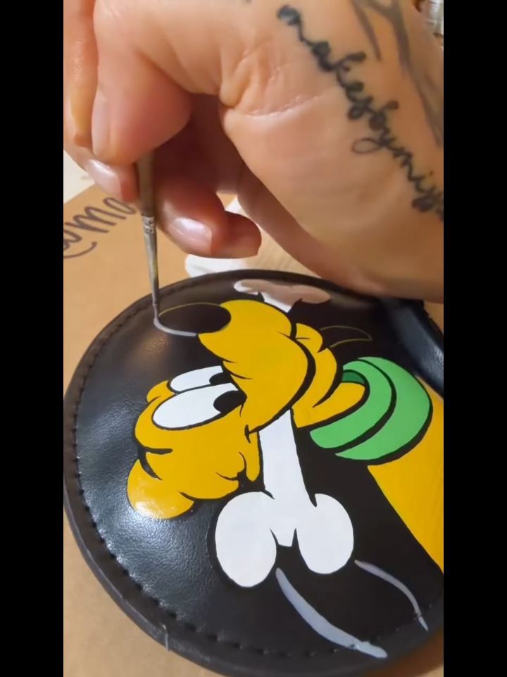Artify_yourself's tweet photo. Pluto has always been my favorite character
Artist: @makesbymissie (IG)
#pluto #mickeyandfriends #mickeyears #disneyears #custom #painting #acrylic #artwork #artpiece #artist #artify #artsupplies #disney #diy #handmade #paintbrush https://t.co/ZwzNRphOes