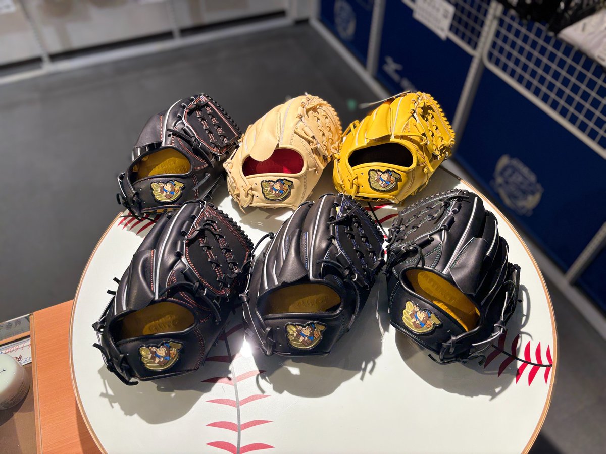 _baseballselect's tweet photo. ごりら印の野球道具を集めました！

すぐにご購入頂けます。
すぐに勝負したい投手の方は必見です。

オーソドックスモデルの"001型"

爆発的なオーバースロースタイルの"SKR型"

前腕回内へ自然に誘導するモデル"OBK型"

握っても潰れず、力を最大限放出できるグラブ。

貴重な左投げもあります！ https://t.co/HdserBbFcT