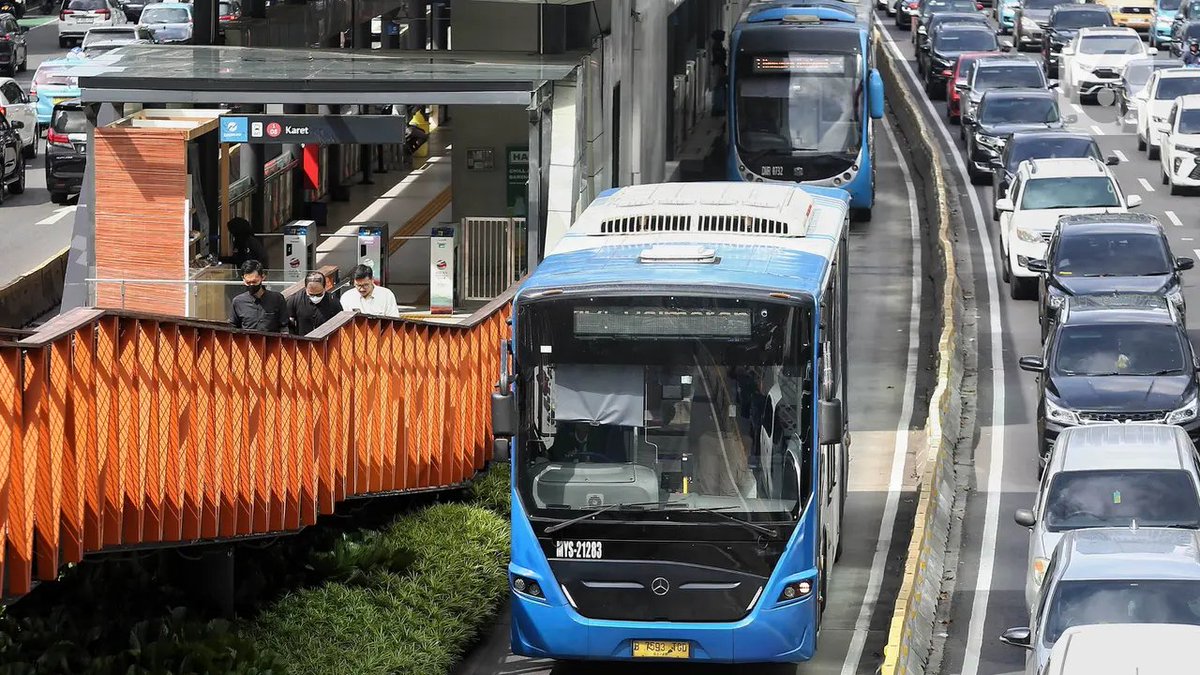 LambeSahamjja's tweet photo. Tarif Transjakarta Diusulkan Jadi Rp 5.000:
- diusulkan penyederhanaan tarif Transjakarta jadi 2 kelompok.
- Tarif dalam Jakarta: Rp 5.000 
- Tarif Transjabodetabek: Rp 10.000, termasuk integrasi layanan.
- Ke depan diharapkan terintegrasi juga dengan MRT dan LRT. https://t.co/5kPVtt7iRn
