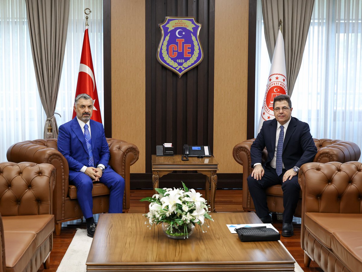 ctekurumsal's tweet photo. Genel Müdürlüğümüz ile Türk Telekom arasında, teknolojik yeniliklerin ceza infaz hizmetlerinde daha etkin kullanılmasına yönelik iş birliği protokolü imzalandı.

İmza töreni, Genel Müdürümüz Çelebi Yılmaz ile Türk Telekom CEO'su Sayın Ebubekir Şahin'in katılımlarıyla gerçekleştirildi.

Protokolle; Akıllı Teknolojilerin Ceza İnfaz Kurumlarına Entegrasyonu Projesi (ACEP) kapsamında elde edilen kazanımların daha da geliştirilmesi, büyük veri ve yeni nesil teknolojilerden yararlanılarak ceza infaz kurumlarımızın dijital kapasitesinin güçlendirilmesi, güvenlik ve iyileştirme hizmetlerinin teknoloji odaklı uygulamalarla desteklenmesi hedefleniyor.

Bununla birlikte, Türk Telekom tarafından ceza infaz personelimiz için oluşturulan avantajlı tarife paketlerine ilişkin kapsam ve ayrıntılar ilan edilecektir.

Kamuda dijital dönüşüm vizyonuna katkı sağlayacak, yerli ve millî teknolojilerin kamu hizmetlerinde daha etkin kullanılmasına öncülük edecek bu anlamlı protokolün hayırlı olmasını diliyor; iş birliği ve destekleri dolayısıyla Türk Telekom'a teşekkür ediyoruz.

📍 Ceza ve Tevkifevleri Genel Müdürlüğü