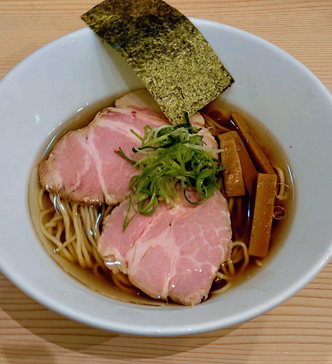 RX93_woda's tweet photo. ラーメンLab ろじっく@小田急相模原
烏賊煮干しの冷やし麺

烏賊好きなんで仕事帰りに直行🏃
これまたすっごい旨いわ〜🦑
烏賊のラーメンってクドくなりがちなんたけど、スッキリしつつ旨味シッカリ🦑烏賊加減がマジで絶妙🦑
もう1〜2回は食べに行きたい😋
ホント外さんなあ🤤 https://t.co/lkFLXb3EK9
