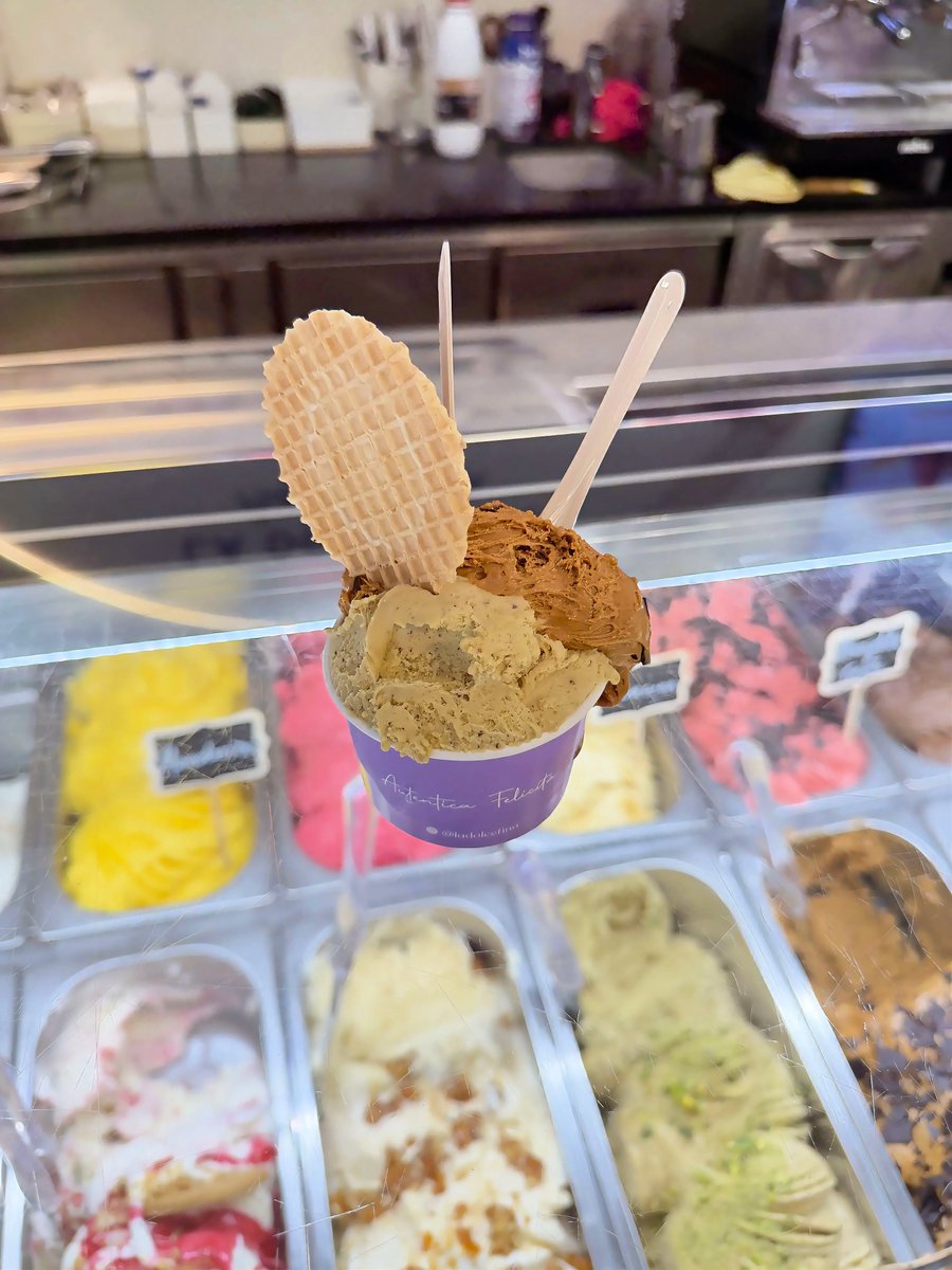 AlfonsoCSuarez's tweet photo. Dónde comer buen helado en Madrid 🍦

El helado de calidad se nota desde el principio: cremoso, sin cristales de hielo, sabor intenso y el dulzor justo.

En Madrid hay de todo: heladerías clásicas, puro gelato italiano, helado argentino y hasta un libanés.

Aquí la lista de 23 heladerías (35 locales, porque cuatro de ellas tienen varias sedes) para no fallar: 👇

- Gelato Lab
- Heladería Moustache
- Fré | Lebanese Ice Cream
- Heladería Brando
- Porteño Heladería
- FANÁTICA Heladería Artesanal
- Gelateria La Romana dal 1947
- Ragazzi Gelato
- Labonata Heladería
- Gelateria La Dolce Fina
- Sani Sapori
- Kalúa Helados
- La Gelateria Italiana
- Di Angelo Gelateria
- Helados Patagonia Artesanal
- Heladería Cuore
- D'VIS Heladería Artesana
- Helados Artesanales Calero
- Heladería Tozzi
- Maison Glacée
- Ferruccio Gelato Montecarmelo
- Heladería Dolce Palatino
- Bibì e Bibò

¿Qué heladería falta en esta lista? Os leo 👇