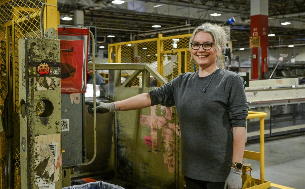 LIUNA's tweet photo. Different job. Same #LIUNA pride. From the jobsite to the postal plant, #Laborers show up, work hard and keep North America moving. Shoutout to our NPMHU Mail Handlers.
#PENC #PublicEmployees #FeelThePower #union https://t.co/BJjhyt4Hv8