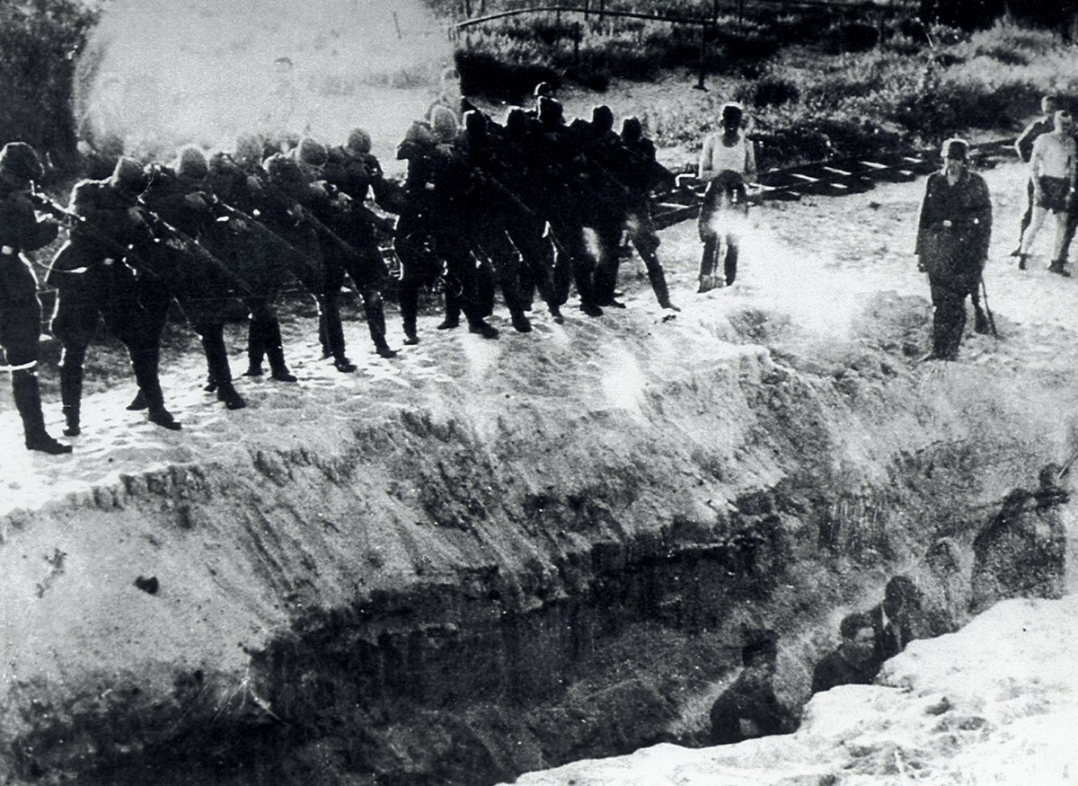 auschwitzxhibit's tweet photo. In 1941, Reinhard Heydrich, a leading Nazi official, created Einsatzgruppen to follow the German army into the Soviet Union. 

They killed communists and Jewish men, then, on Heydrich’s orders, also Jewish women and children.

#NotLongAgoNotFarAway https://t.co/XOrRocOATe
