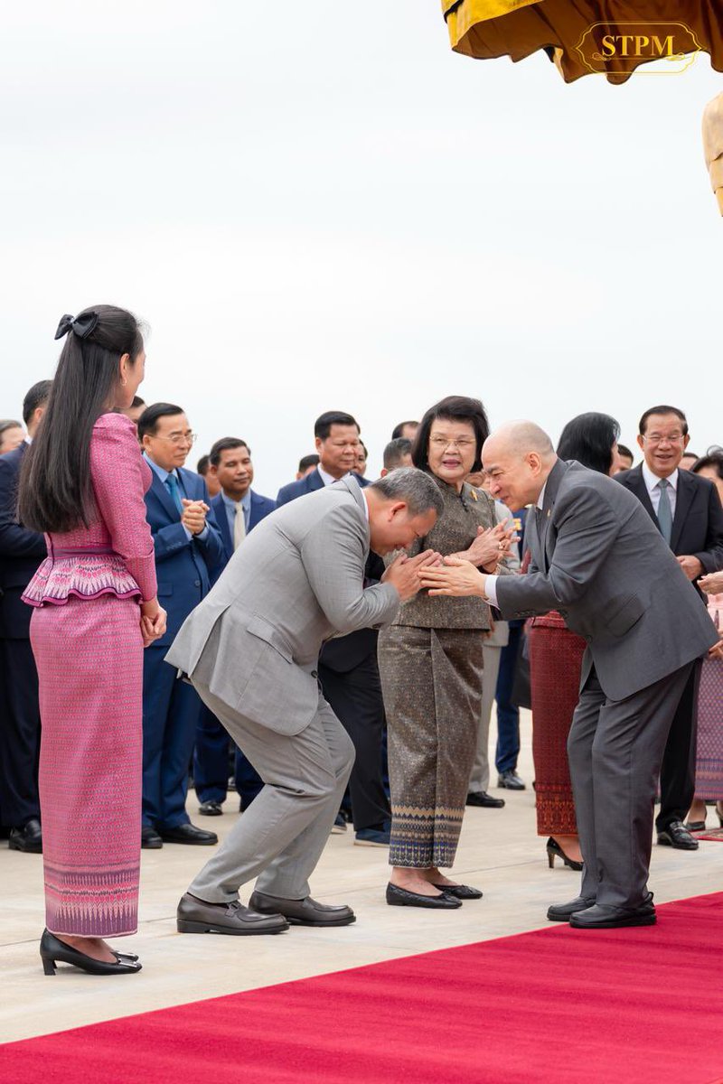 Dr_Hunmanet_PM's tweet photo. រួមជាមួយនឹងភរិយា ចូលរួមថ្វាយព្រះរាជវន្ទនកិច្ច ព្រះករុណាព្រះបាទសម្តេចព្រះបរមនាថ នរោត្តម សីហមុនី ព្រះមហាក្សត្រ នៃព្រះរាជាណាចក្រកម្ពុជា ជាទីគោរពសក្ការៈដ៏ខ្ពង់ខ្ពស់បំផុត និ��� សម្តេចព្រះមហាក្សត្រី នរោត្តម មុនិនាថ សីហនុ ព្រះវររាជមាតាជាតិខ្មែរ ក្នុងសេរីភាព សេចក្តីថ្លៃថ្នូរ និងសុភមង្គល ស្តេចយាងមាតុភូមិនិវត្តន៍ពី រដ្ឋធានីប៉េកាំង នៃសាធារណរដ្ឋប្រជាមានិតចិន។ 

ខេត្តកណ្តាល រសៀលថ្ងៃសុក្រ ទី៣ កក្កដា ២០២៦

#ហ៊ុនម៉ាណែត #Hunmanet #កម្ពុជា #cambodia #សន្តិភាពនៅកម្ពុជា #Peaceincambodia