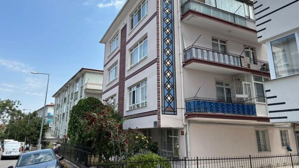 BOLDmedya's tweet photo. 🚨 Ankara'da cezaevinden izinli çıkan bir mahkum ile emekli polis babası arasında çıkan tartışma faciayla sonuçlandı.

🔪 İddiaya göre oğul, babasını bıçakla yaraladı. Emekli polis ise beylik tabancasıyla ateş ederek oğlunu vurdu.

🏥 Oğlu olay yerinde yaşamını yitirirken ağır yaralanan baba hastaneye kaldırıldı. Polis olayla ilgili soruşturmasını sürdürüyor.