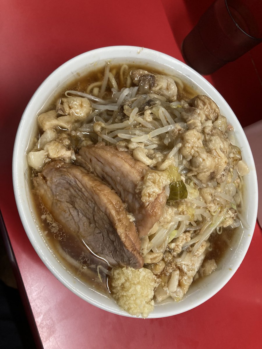 ReaHappi's tweet photo. 【ハピネス飯】  ラーメン二郎　上野毛店

【価格】 ラーメン小税込900円

【感想】 二郎なのに細麺。細麺のが好きって気づいた😋

#ハピネス飯 https://t.co/qB48RHmGw7