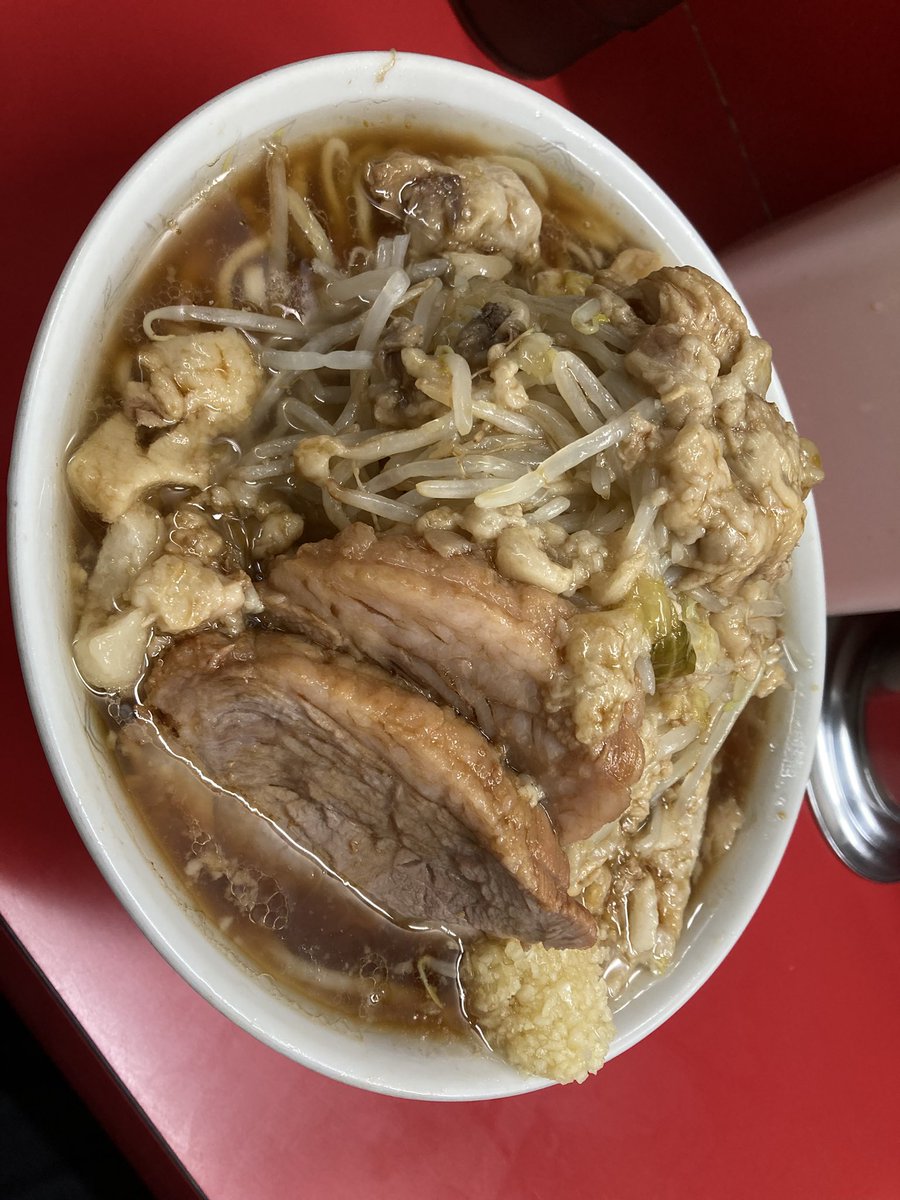 ReaHappi's tweet photo. 【ハピネス飯】  ラーメン二郎　上野毛店

【価格】 ラーメン小税込900円

【感想】 二郎なのに細麺。細麺のが好きって気づいた😋

#ハピネス飯 https://t.co/qB48RHmGw7