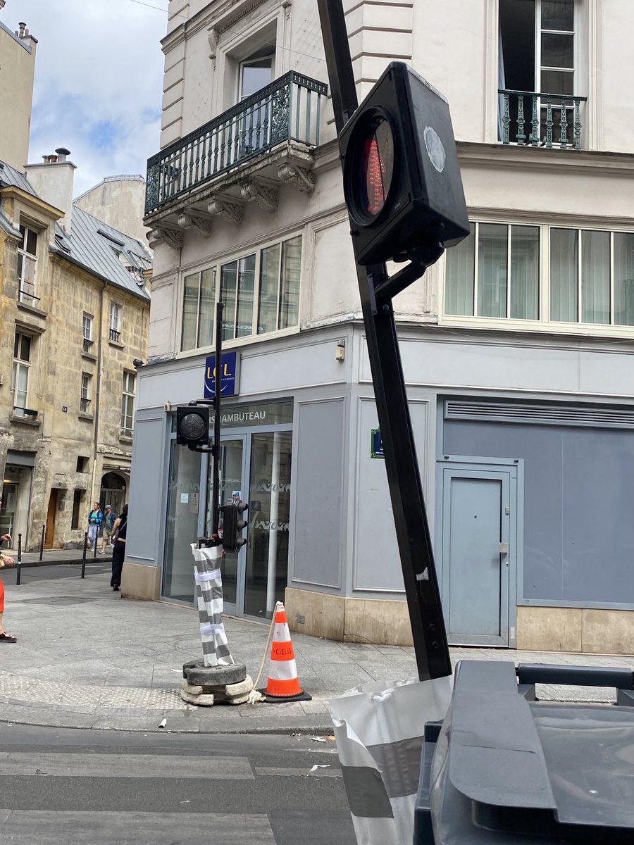 MarieMagda6's tweet photo. Rue Rambuteau 3 ans d’incapacité à installer des feux piétons 🙄 https://t.co/QE1qyo18WF