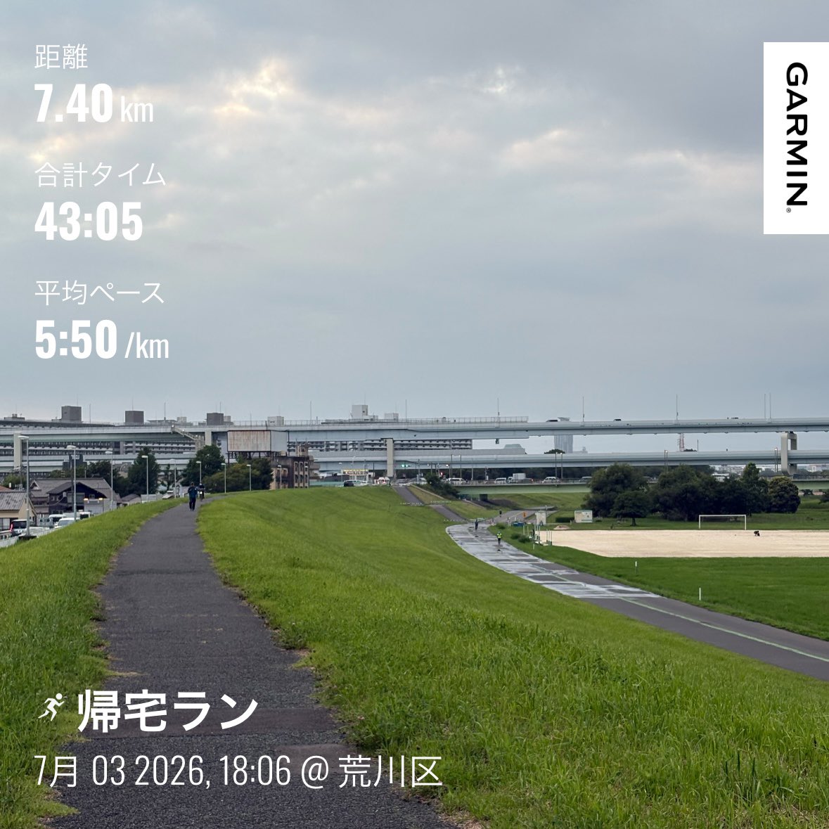 oknkun's tweet photo. 普段は土手下を走るけど、梅雨時は濡れているので土手上を。カエルの大合唱がBGM🐸🎶 https://t.co/iiEVhMtDih