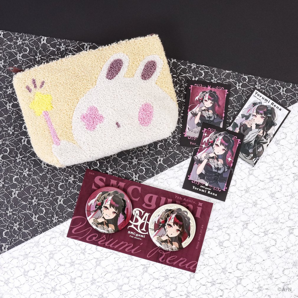 nijisanji_app's tweet photo. 【#SMC組 7th Anniversary グッズ紹介④】

各ライバーのオリジナルグッズも登場！サガラポーチは夜見れなオリジナルデザイン♪

▼にじストアにて販売中！
https://t.co/jp2E7NzKh5

#SMC組7周年 #にじストア https://t.co/BXxtJuLOZE