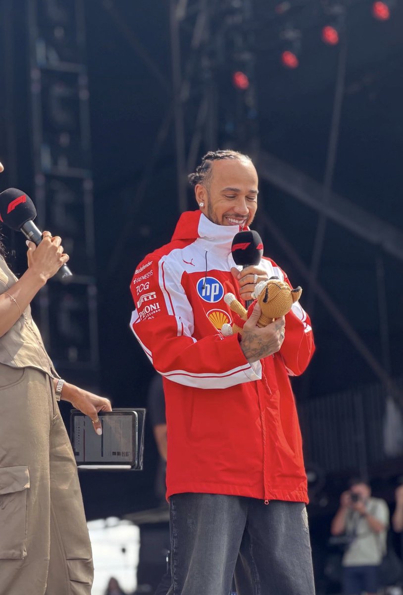 fiagirly's tweet photo. Lewis Hamilton was gifted a Roscoe stuffed animal by a fan. 🥹❤️ https://t.co/18LRyNTAmb
