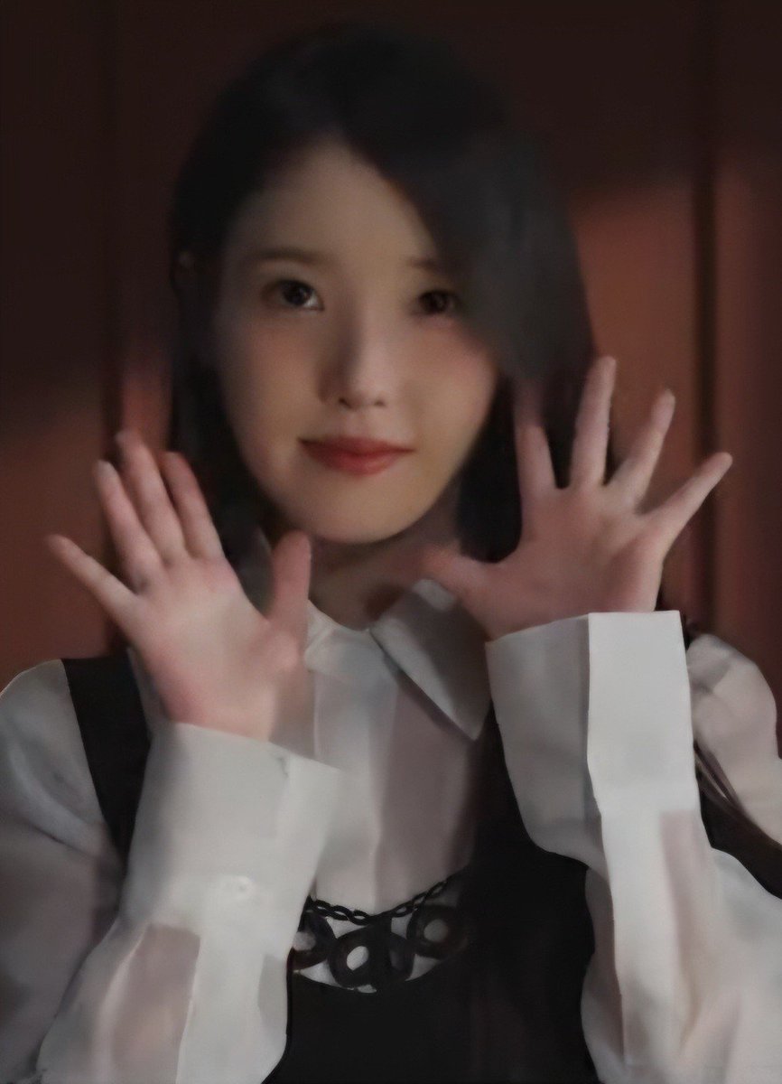 iuaenaya's tweet photo. Whatt. That black and white fit was from puradak bts? I thought Uaenas were just randomly dropping old Chatshire photos and videos, but turns out they're actually from her recent puradak ad. She's truly a vampire, she's not aging at all!

#iu #아이유 https://t.co/GiLnu5lUeC