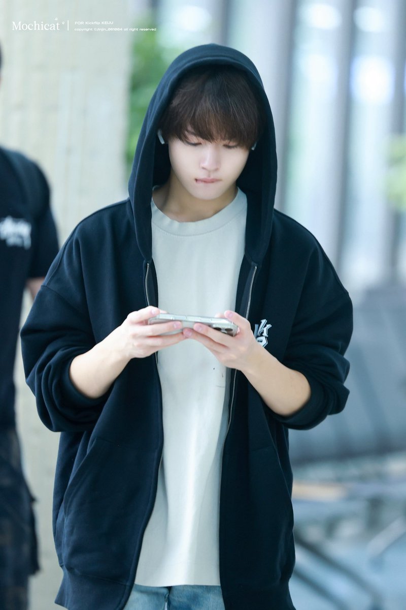 zooomin999's tweet photo. 낮에는 히키코모리 겜돌이
저녁에는 지구를 구하는 마법소년 https://t.co/1D5atJDuLs