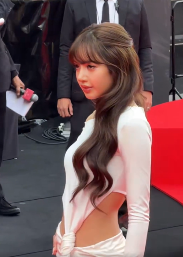 AboutMusicYT's tweet photo. Lisa is a princess at the Shiseido Pop-Up event in Bangkok. https://t.co/RzfbwLE550