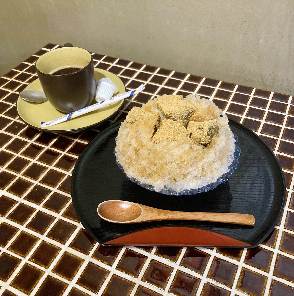 meizen_nagoya's tweet photo. レッドくんに連れられて、名古屋で甘味処巡り。
澤田商店にいきました。

レッドくんが「色が変わるんだぜ！」と、ドヤ顔でサイダーにレモンを入れて混ぜとりましたが
名千はサングラスをしとったので、色の変化が何もわかりませんでした。

かき氷どえりゃあうみゃあです！ https://t.co/6zKLqmsgPN