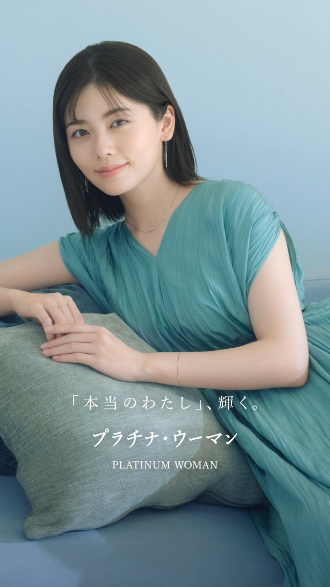 tkhshfk's tweet photo. 小芝風花さんがしなやかにまとう、田中貴金属の「プラチナ・ウーマン」新作コレクション。ツイストパーツときらめくチェーンの組み合わせがモダンで洗練された佇まい。日差しに映える力強い輝きを味方に、夏の着こなしをブラッシュアップ。⁠ https://t.co/QtOxpPMnI6 https://t.co/LWXBHSCj6H