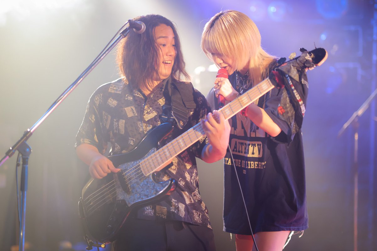 yasuo_916's tweet photo. 20260630　立川BABEL
「IGNITION」

ソレはどうやって弾いてんのかい？？
…みたいなアイちゃんw

#THEBETH
#THEBETH_BAND
#アイ・カルボナーラ
#Guitarみなみん
#Bassミノル https://t.co/dlzbwwENGI