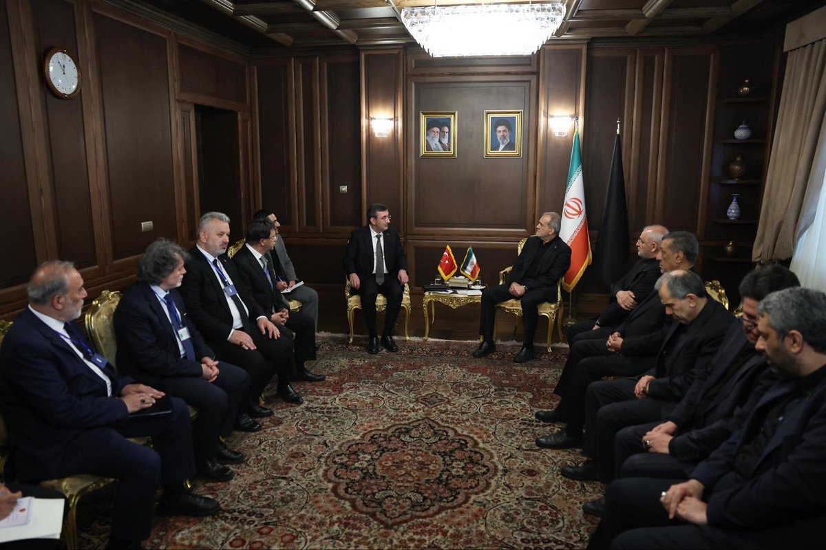 K_Turkmenoglu_V's tweet photo. 📍 Tahran / İran 🇹🇷🇮🇷

İran’ın Merhum Devrim Rehberi Ali Hamaney’in cenaze törenine katılmak üzere Cumhurbaşkanı Yardımcımız Sayın Cevdet Yılmaz ile birlikte bulunduğumuz Tahran’da, İran Cumhurbaşkanı Sayın Mesud Pezeşkiyan ile bir araya geldik.

Kardeş İran halkının yaşadığı acıları yürekten paylaşıyor, hayatını kaybedenlere Allah’tan rahmet diliyoruz.

Türkiye olarak; bölgemizde kalıcı barışın, istikrarın ve diyalogun güçlenmesi, savaş sonrası normalleşme sürecinin desteklenmesi yönündeki katkılarımızı kararlılıkla sürdüreceğiz.

Komşumuz ve dostumuz İran ile ekonomi, ticaret, enerji ve ulaştırma başta olmak üzere her alanda iş birliğimizi daha da geliştirmek için çalışmalarımıza devam edeceğiz.

Nazik kabulleri dolayısıyla Sayın Cumhurbaşkanı Mesud Pezeşkiyan’a teşekkür ediyor; dost ve kardeş İran devletine ve halkına bir kez daha başsağlığı ve sabır diliyoruz.