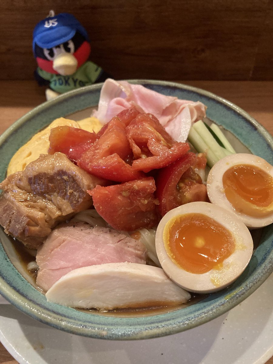 qzj7XearDR7Iy8C's tweet photo. らぁ麺あおば@日比野

『特製冷やし中華』

【愛知県民に伝えたい】
冷やし中華＝マヨネーズというその常識、
一度忘れてほしい🥺
もちもち食感の麺に、酸味・甘み・旨みが絶妙に重なる特製ダレ、豪華なトッピング
まで含めて、すべてが計算された一杯！
だからこそ…マヨをかけない方が完成形！ https://t.co/8zYIAIO8Tm