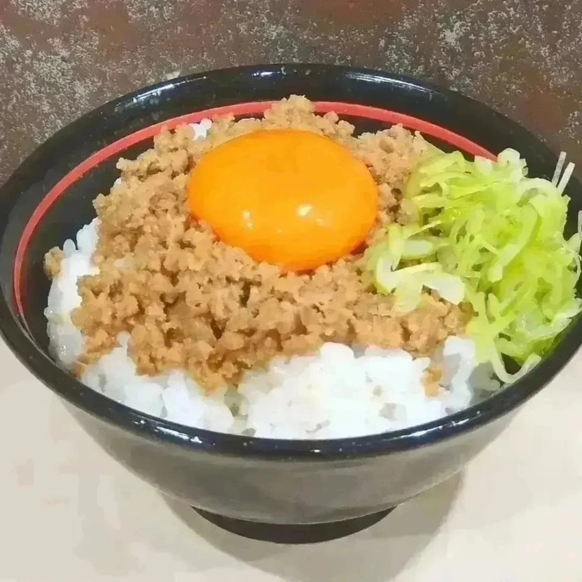 menyaeguchi's tweet photo. 麺屋えぐちです
明日４(土)は冷やし塩つけそば、黒豚そぼろご飯限定数でやります！
煮干し鯖節昆布などを使用し特製塩ダレとすっきりと合わせております
大葉と柚子胡椒も添えておりますのでぜひ味変にお使い下さい
黒豚そぼろご飯は江坂時代の人気メニューの復刻です
そぼろが鶏から黒豚にグレード→ https://t.co/08GQ2qVwmI